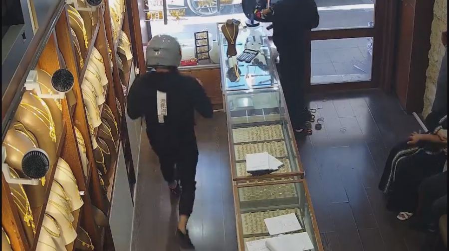 اتهام 5 شبان من الطيبة وجلجولية بالسطو على محل مجوهرات في طولكرم